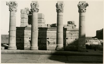 Kolonnad till romerskt nymfaeum, Dendera, Egypten, fotografi av Ugo Monneret de Villard av Ugo Monneret de Villard