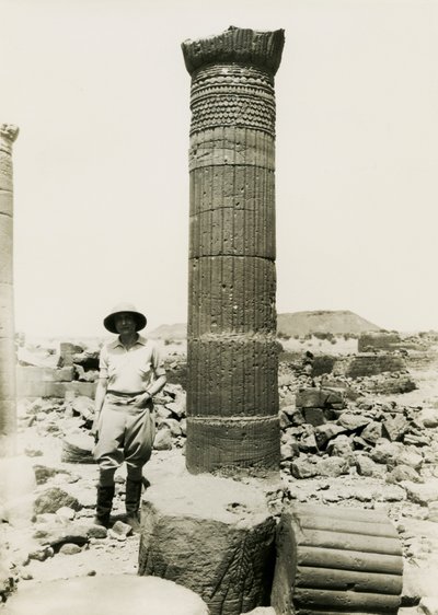 Kolonn med dekorativa reliefer, tempelruiner i den stora inhägnaden, Musawwarat es Sufra, Sudan, fotografi av Ugo Monneret de Villard av Ugo Monneret de Villard