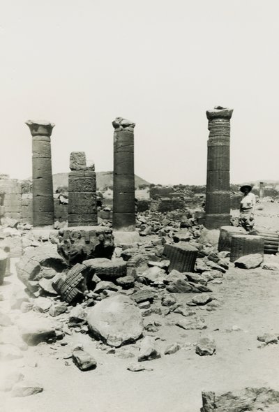 Kolonner och ruiner av ett tempel i den stora inhägnaden, Musawwarat es Sufra, Sudan, fotografi av Ugo Monneret de Villard av Ugo Monneret de Villard