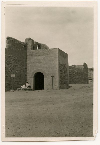 Östra porten och tornet i S:t Simeons kloster, Aswan, Egypten, fotografi av Ugo Monneret de Villard av Ugo Monneret de Villard