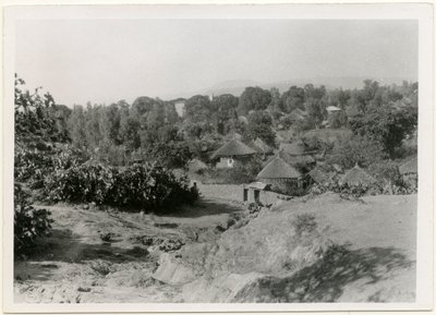 Etiopisk by med runda hus med halmtak, Axum, Etiopien, fotografi av Ugo Monneret de Villard av Ugo Monneret de Villard