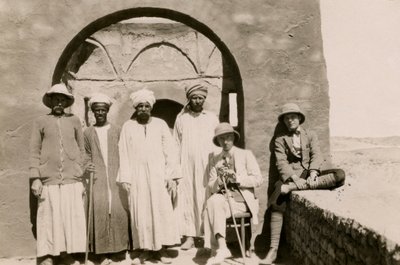 Fyra arbetare, arkitekten Ferdinando Reggiori och arkeologen Ugo Monneret de Villard i S:t Simeons kloster i Aswan, Egypten, foto av Ugo Monneret de Villard av Ugo Monneret de Villard