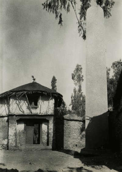 Hus bredvid stele, Axum, Etiopien, fotografi av Ugo Monneret de Villard av Ugo Monneret de Villard