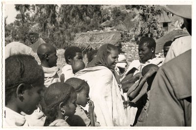 Män, kvinnor och barn i Axum, Etiopien, foto av Ugo Monneret de Villard av Ugo Monneret de Villard