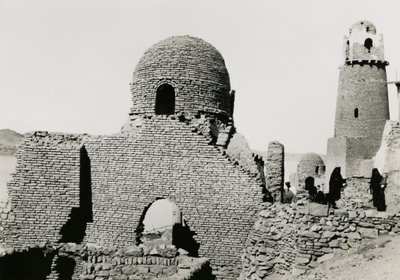Minaret av al-Mashhad al-Bahari och ruiner av moské, nära Aswan, Egypten, fotografi av Ugo Monneret de Villard av Ugo Monneret de Villard