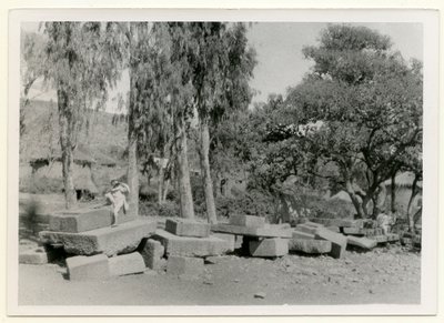 Rester av stenplattformar, även kända som kungatroner, Axum, Etiopien, foto av Ugo Monneret de Villard av Ugo Monneret de Villard