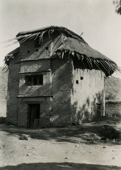 Fyrkantig hydda med halmtak, Axum, Etiopien, fotografi av Ugo Monneret de Villard av Ugo Monneret de Villard