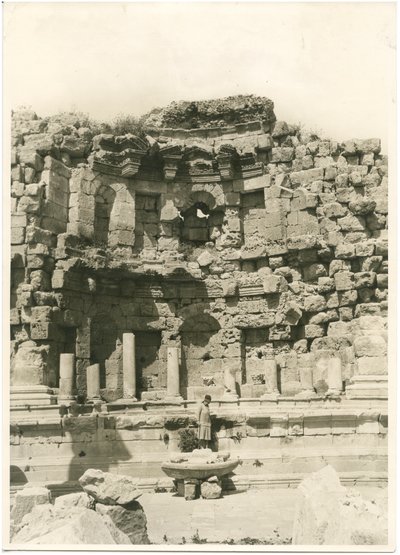 Nymphaeum, den grekisk-romerska staden Gerasa (idag Jerash), fotografi av Ugo Monneret de Villard, ca 1930 av Ugo Monneret de Villard