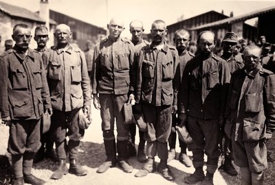 Österrikiska fångar i Bagnaria Arsa, Udine, Italien, 04/1916 (s/v foto) av Ugo Ojetti
