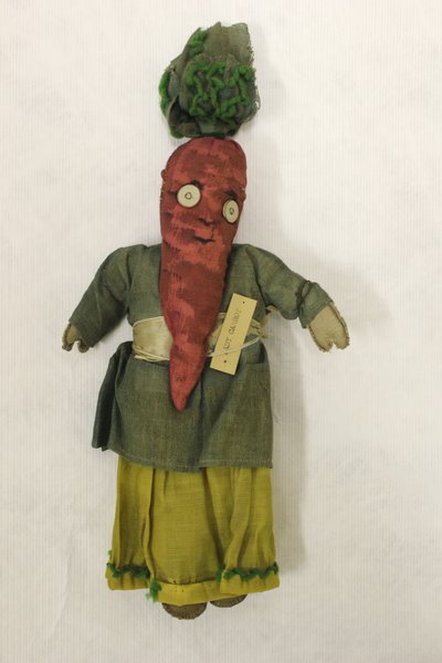 Lady Carrot trasdocka, huvudet är format som en morot av Una Maw