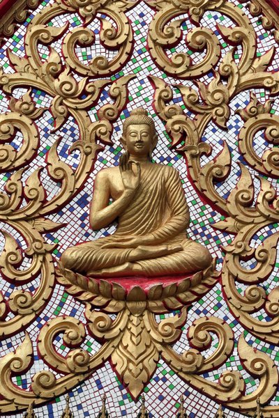 20151102, Vang Vieng, Laos : Entrédörr prydd med guldreliefer. The Teaching Buddha skildrar ett speciellt ögonblick i Buddhas liv, nämligen den första predikan som Buddha höll efter att ha nått upplysningen av Unbekannt