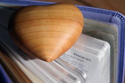 20160120 Snidat trähjärta på en Bibel av Unbekannt
