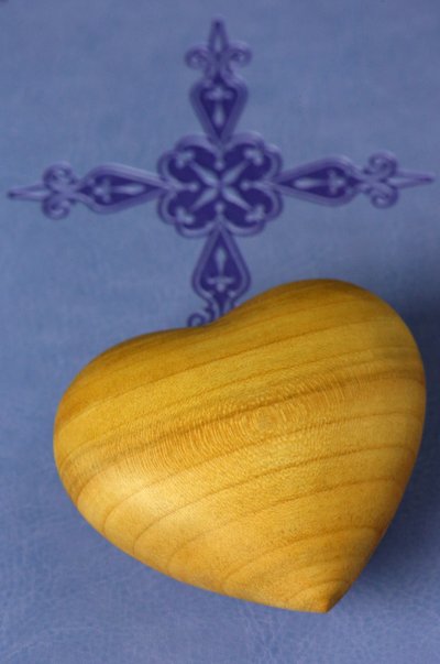 20160120 Snidat trähjärta på en Bibel av Unbekannt