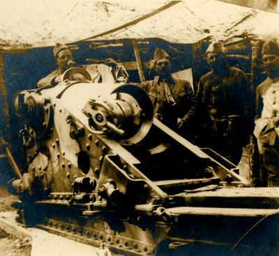 220 pistol i sin placering, c1914-c1918 av Unbekannt
