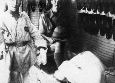 En brittisk officer i en skoaffär, Bagdad, Mesopotamien, första världskriget, 1918 av Unbekannt