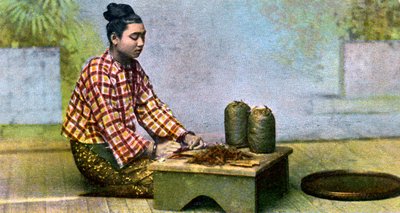 En burmesisk kvinna som gör cigarrer, c1900-talet av Unbekannt