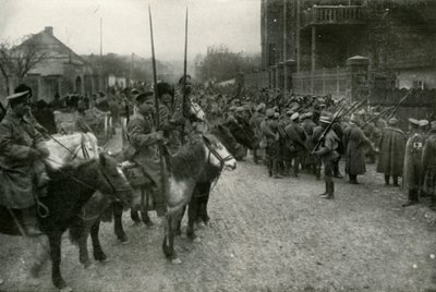En kosackpatrull och ryskt infanteri, 1919. av Unbekannt