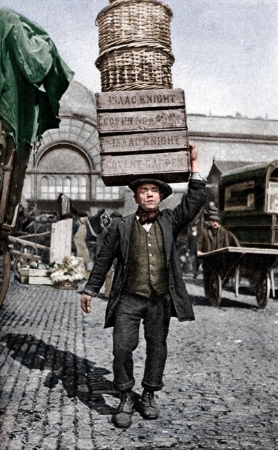En marknadsportier i Covent Garden, London, c1922. av Unbekannt