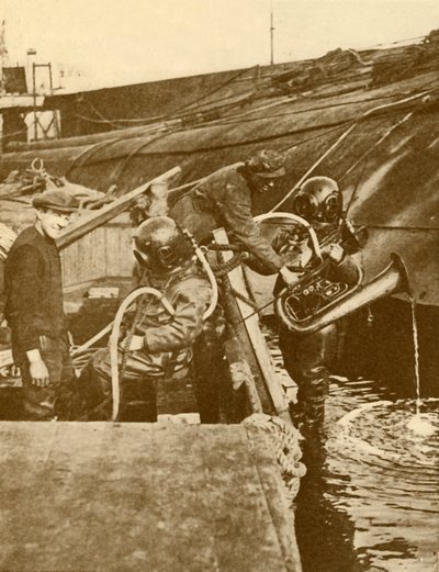 En dykare med euphonium och svärd från den tyska Kaiser Scuttled at Scapa, c1930. av Unbekannt