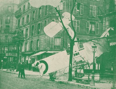 Ett franskt flygplan går ner på en gata i Paris, c1917 1919 av Unbekannt