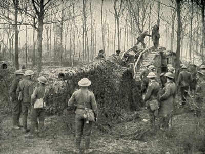 Ett landskepp som för in under kamouflage en 5.9 tysk marinpistol, 1919. av Unbekannt