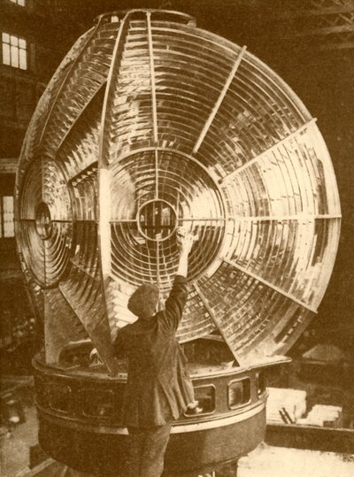 En fyrlykta med gruppblinkande linser, c1930. av Unbekannt