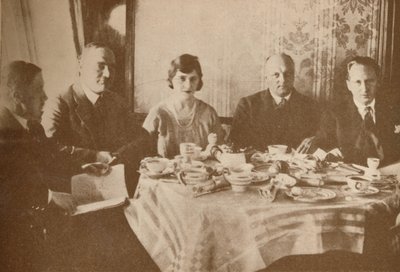 En måltid ombord på Graf Zeppelin medan han flyger över Atlanten, 1927 av Unbekannt