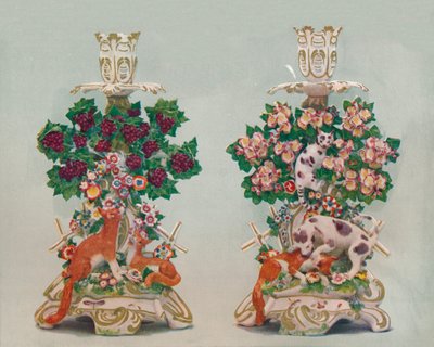 Ein Paar Chelsea-Kerzenhalter, 18. Jahrhundert von Unbekannt