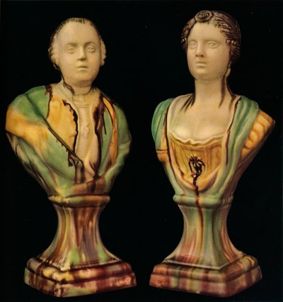 Ett par byster i lergods från Staffordshire som föreställer kung George III och drottning Charlotte, med Tr av Unbekannt