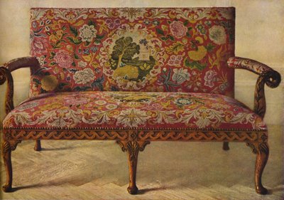 En drottning Anne-soffa klädd i Petit Point, c1900, 1936 av Unbekannt