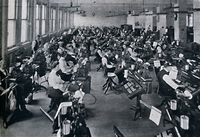 En vy av världens största batteri av komponerande maskiner, 1916 av Unbekannt