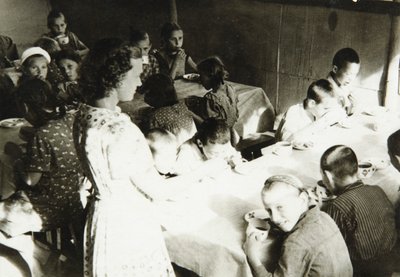 A Young Pioneers lägermatsal, Sovjetunionen, 1930-talet av Unbekannt
