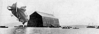 En zeppelinare på väg in i sitt flytande skjul, c 1900, c1920 av Unbekannt