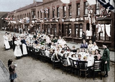 Ett teparty för barn på en East End Street i London, för att fira Versaillesfördraget på&t av Unbekannt