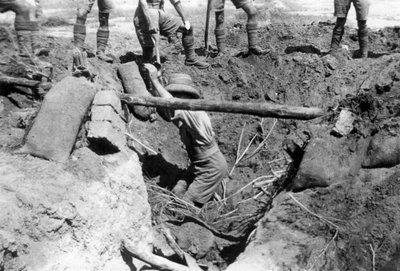 En kollapsad brittisk dugout, Mesopotamien, första världskriget, 1918 av Unbekannt