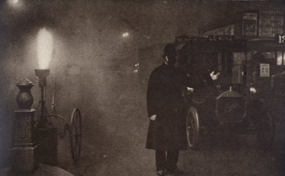 En konstapel som dirigerar trafiken i dimman, London, c1910-c1920s av Unbekannt