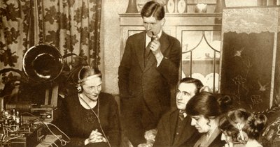 En familj som lyssnar på resultatet av de allmänna valen 1923, 1935. av Unbekannt