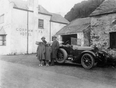 En familj som står bredvid sin bil, Gorphwysfa Hotel, North Wales, c1920-c1930s av Unbekannt