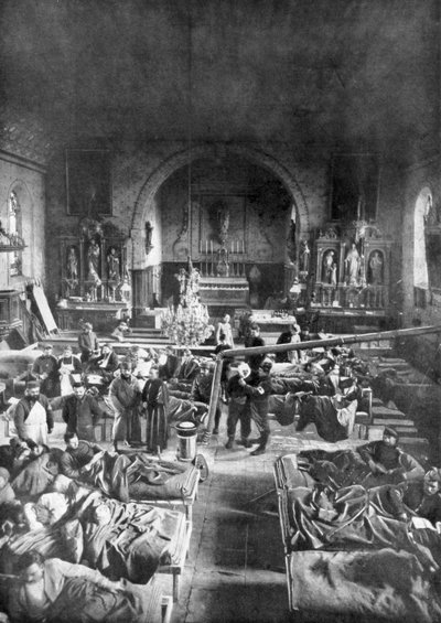 En fältstation längst fram, i långhuset i en lantlig kyrka, första världskriget, 1915 av Unbekannt