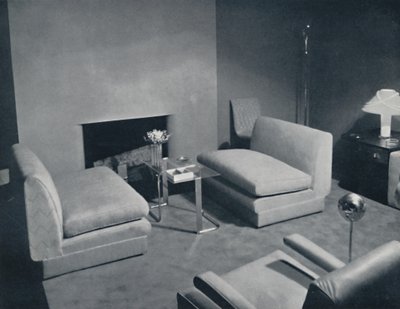 En grupp vid brasan i ett vardagsrum designad av Russel Wright, 1935 av Unbekannt
