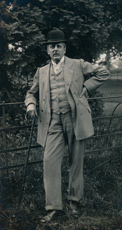 En gentleman klädd i kostym och bowlerhatt c1910 av Unbekannt