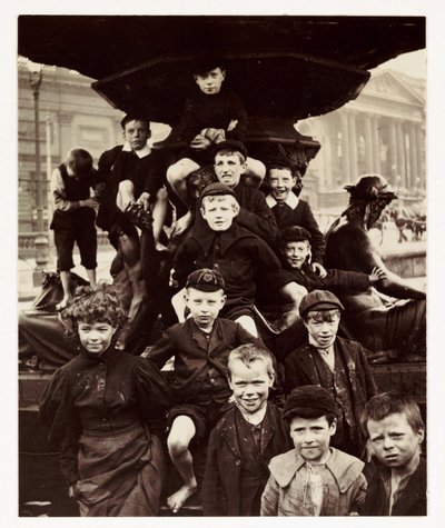 En grupp barn framför Steble-fontänen, Liverpool, tagen av en okänd fotograf omkring 1905 av Unbekannt