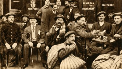 En grupp flyktingfältarbetare på ett kafé i Paris, första världskriget, 1914-1918, 1933. av Unbekannt