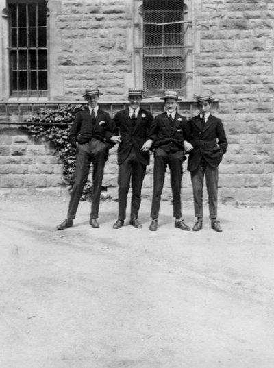 En grupp skolpojkar eller elever, c1900-c1930-tal av Unbekannt