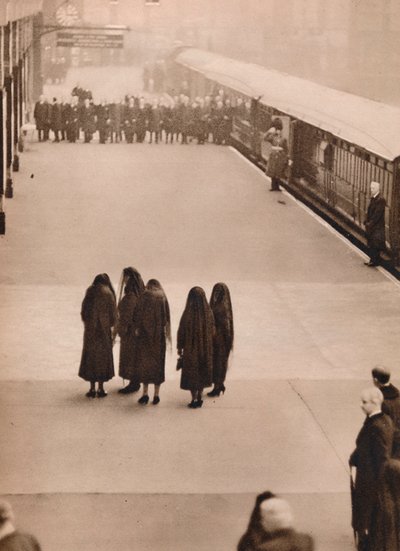 En ensam grupp kungliga sörjande: Queen Mary med Princess Royal, 1936. av Unbekannt