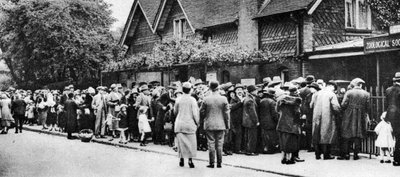 En kö till djurparken på en nationell helgdag, London, 1926-1927 av Unbekannt