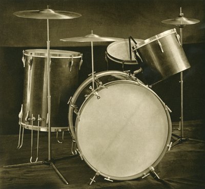 En uppsättning slagverksinstrument, trummor och cymbaler av tjeckisk tillverkning, 1948 av Unbekannt
