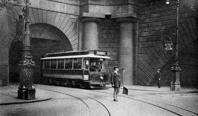 En spårvagn som körde under Kingsway, Aldwych och Somerset House, London, 1926-1927 av Unbekannt