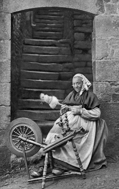 En kvinna vid ett snurrande hjul, Dinan, Bretagne, Frankrike, c1922 av Unbekannt