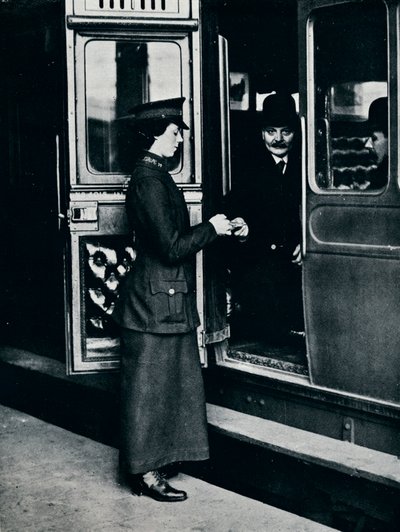 En kvinnlig biljettkontrollant på jobbet, c1914 av Unbekannt